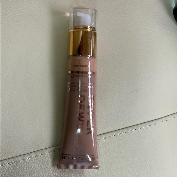 Revolution Tan Foundation Liquid Makeup - Picture 1 of 1